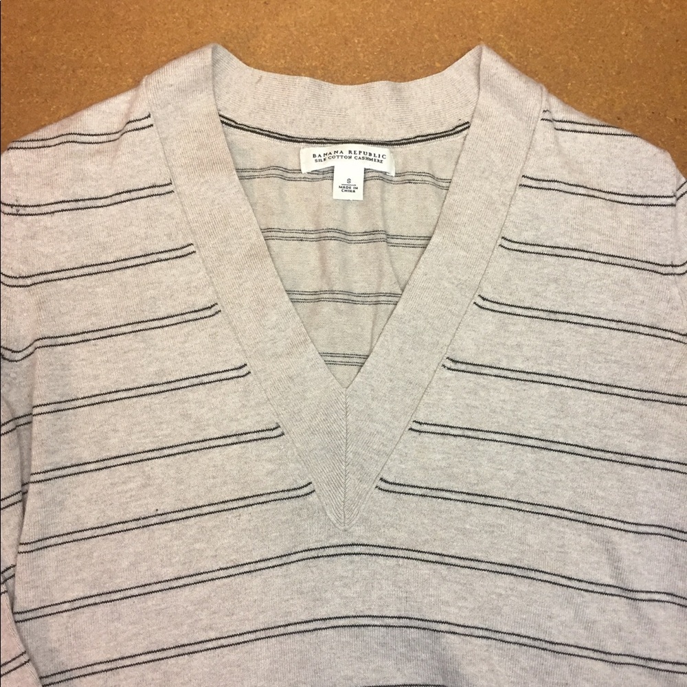 Banana Republic V-Neck sweater - Picture 2 of 6